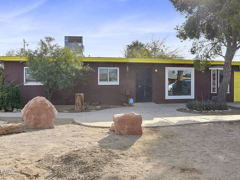655 W CAROLINE Street photo 1
