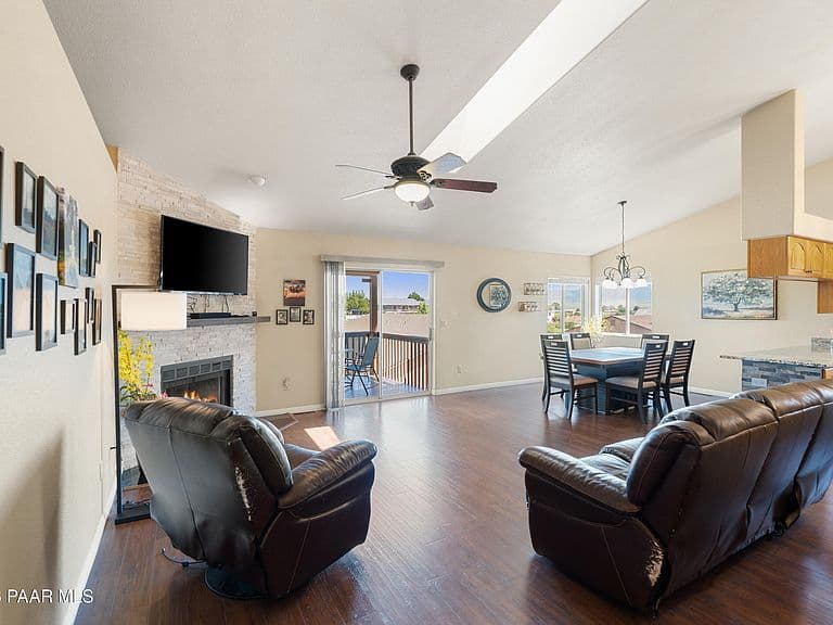9560 E Catalina Dr photo 2