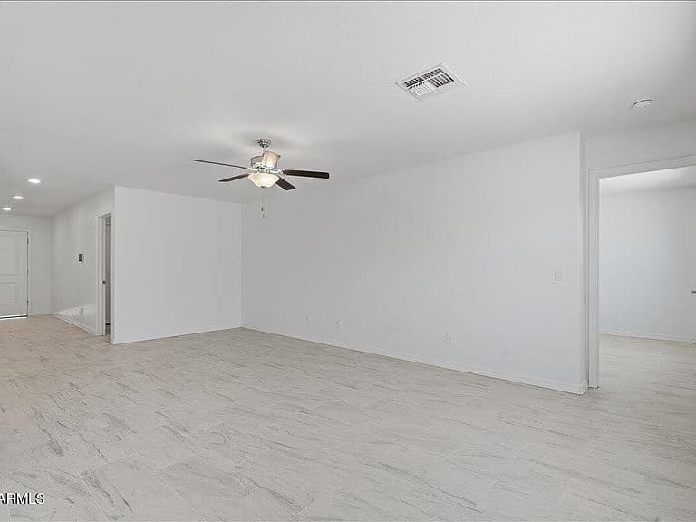 670 W CEDAR Avenue photo 4