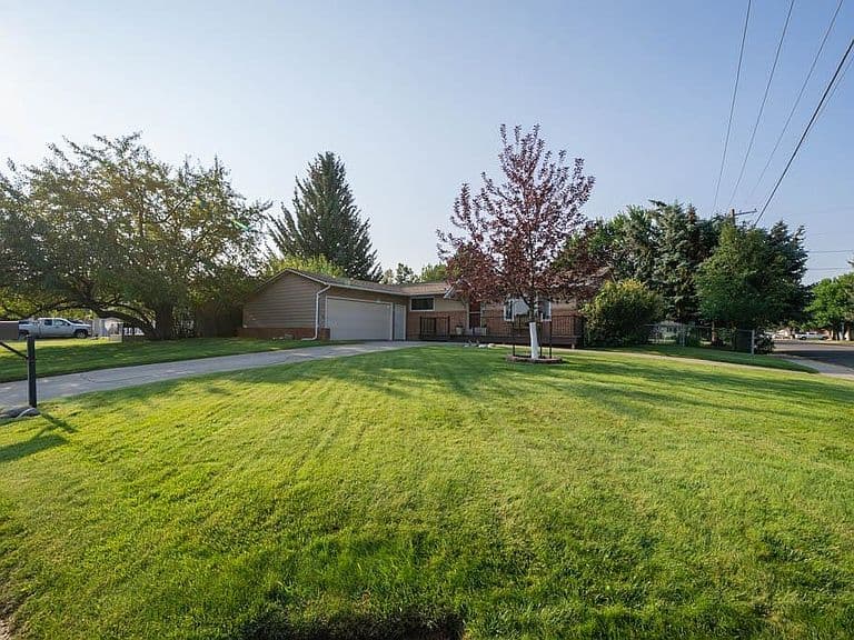 1302 Stampede Ave photo 3