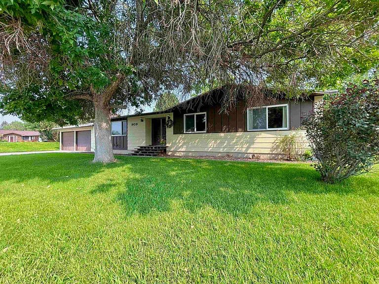 909 Avenue E photo 1