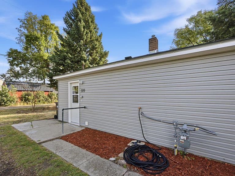 109 2nd Ave SW photo 3
