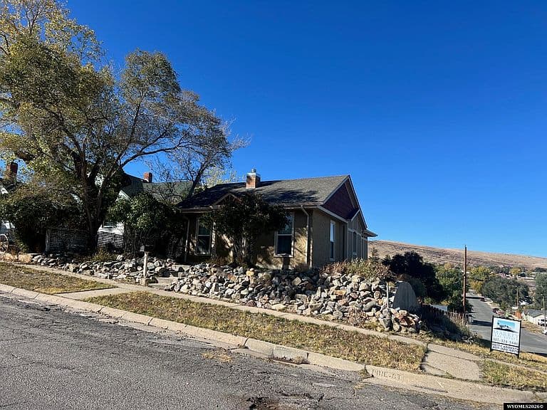 221 E Pine St photo 1