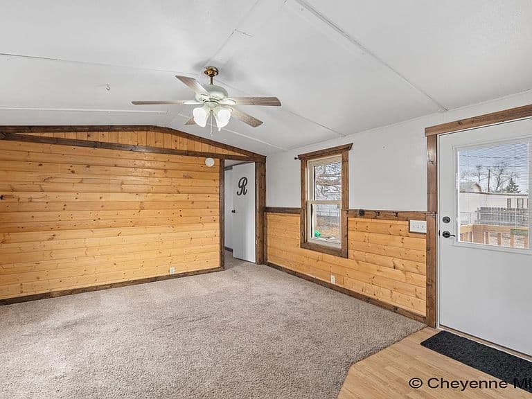 402 Williams St photo 4