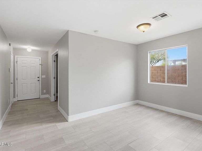 2227 E HAFLINGER Way photo 4