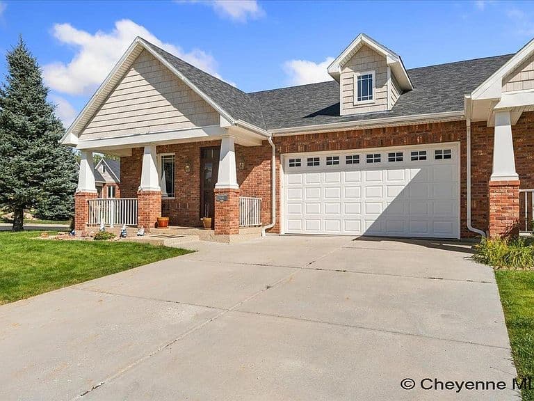 415 Sterling Dr photo 2