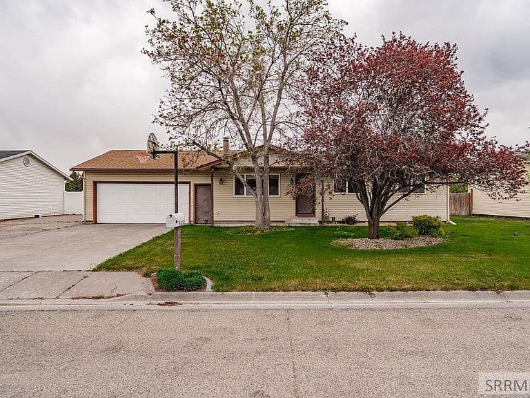 4355 E Greenwillow Ln photo 1