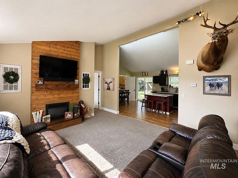 658 Crocus Ln photo 3