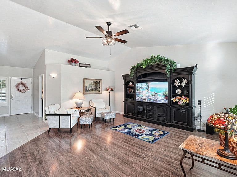 1689 W Calle Carinosa photo 5