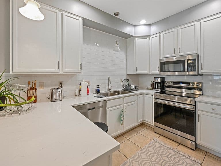 1044 North Avenue #8 photo 2