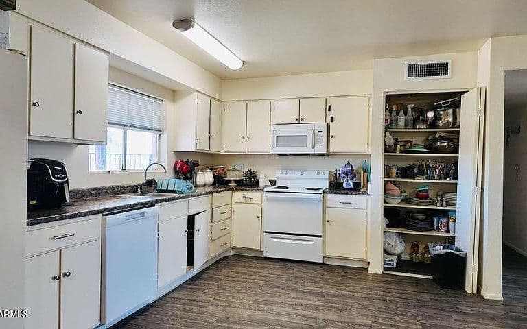 7136 W LEWIS Avenue photo 5