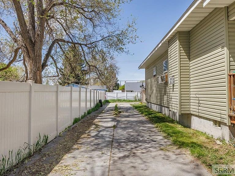 1067 Bannock Ave photo 3