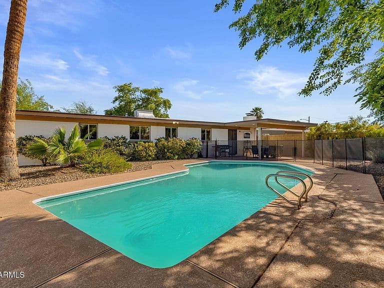 3314 E HOLLY Street photo 1