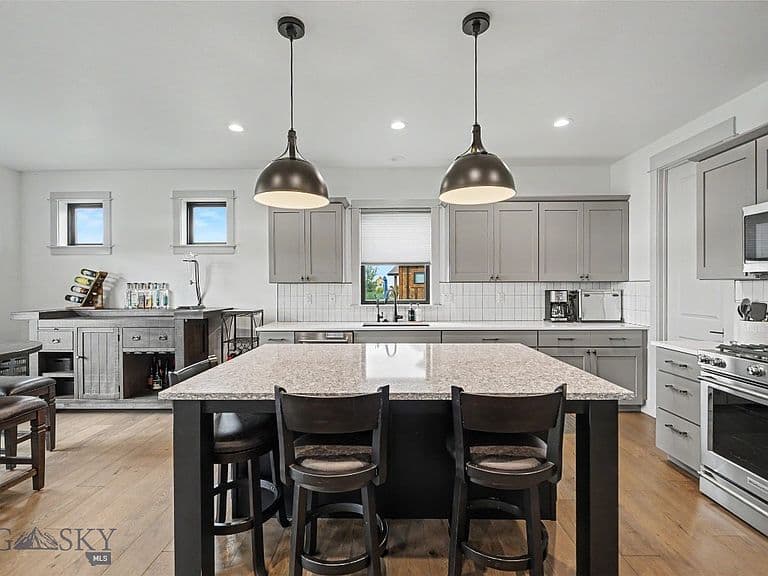 87 Mare Ln photo 3