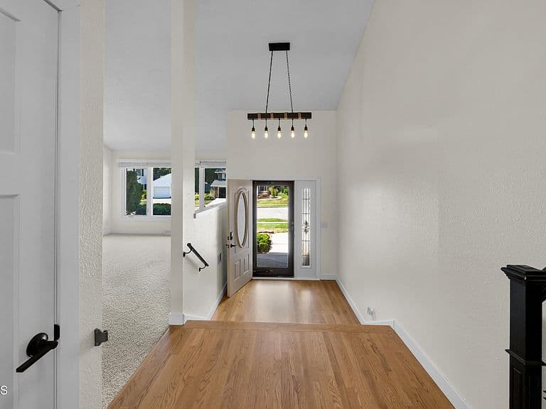 524 Assiniboin Dr photo 2