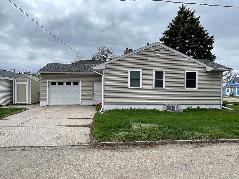322 4th Ave W photo 3