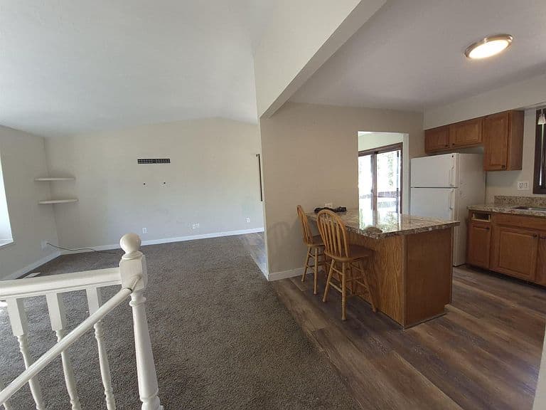 1215 Midwest Dr photo 4