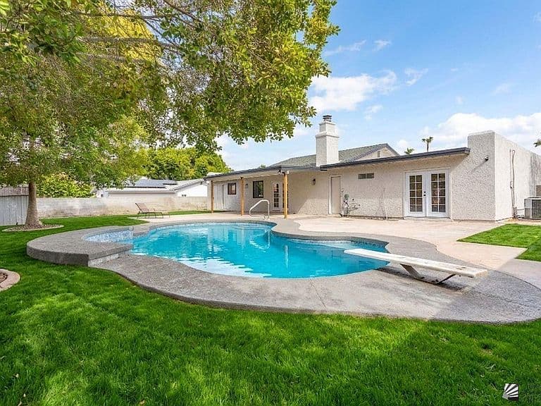 1305 W Parkway Dr photo 3