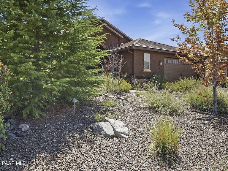 1013 Craftsman Dr photo 5