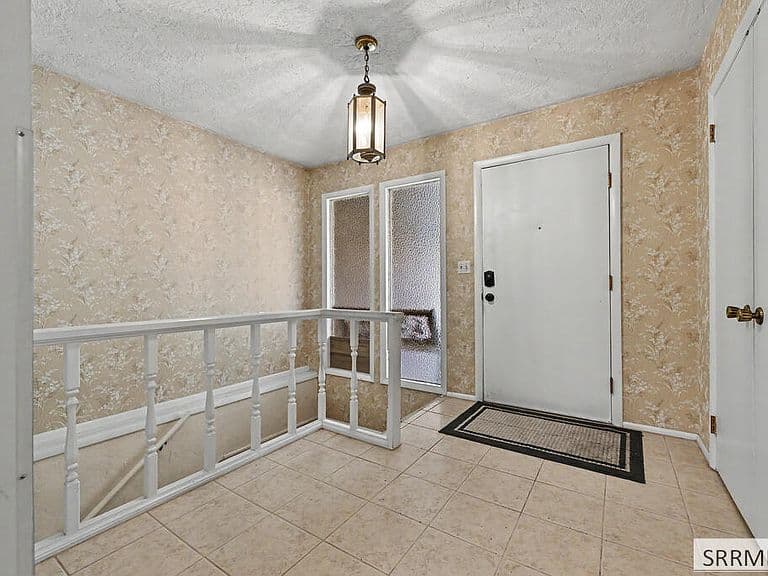 2265 Malibu Dr photo 2
