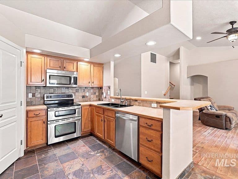 2127 N Maroon Ave photo 5