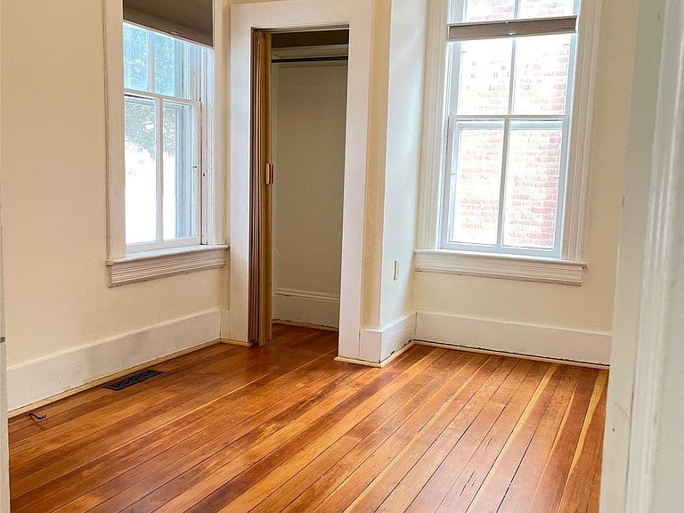 1009 Logan St photo 5