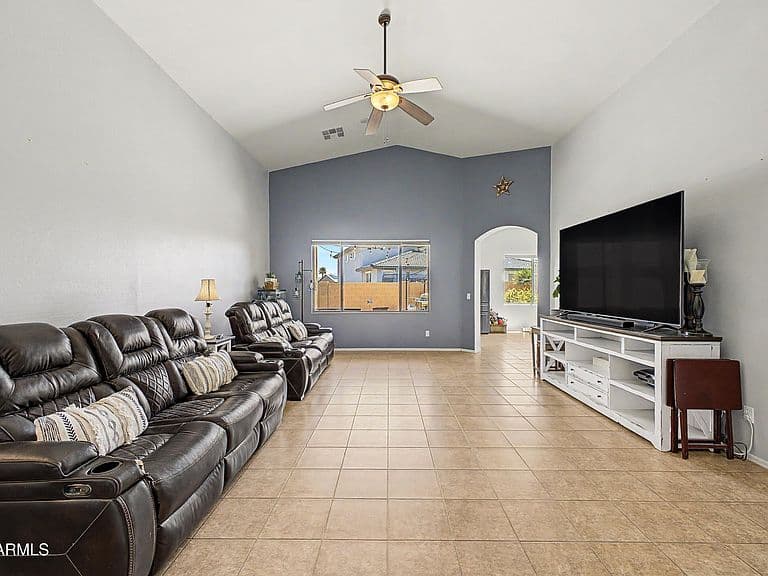 2044 N MONTCLAIR Lane photo 4