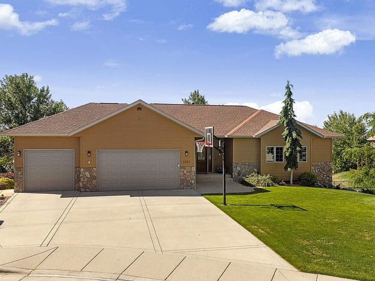 1121 Regency Ct photo 1