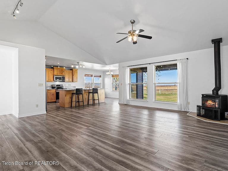 1122 Canoe Loop photo 3