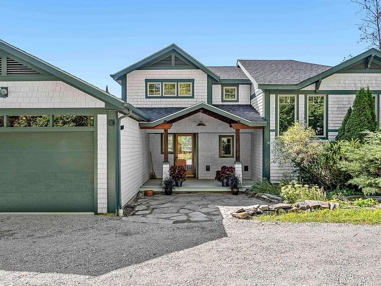748 Chapin Road photo 1