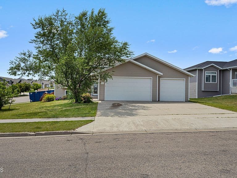 1413 Shires Dr SE photo 1