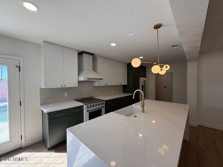 717 W CACTUS WREN Drive photo 3