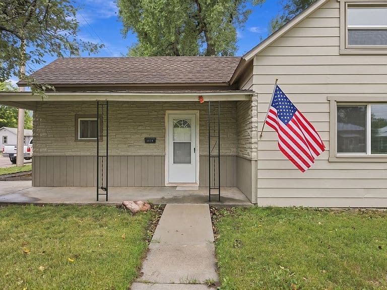 1070 Elkhorn St photo 2