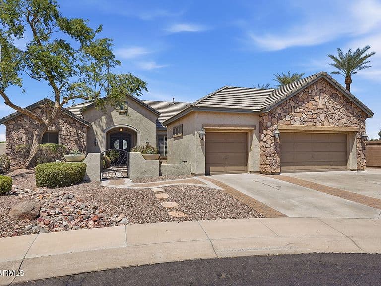 2402 E EVERGLADE Court photo 1