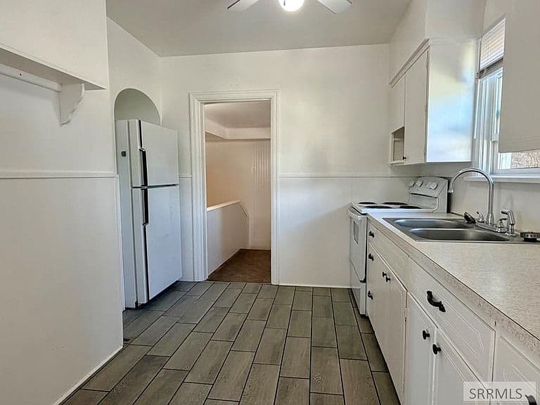 402 3rd St photo 5