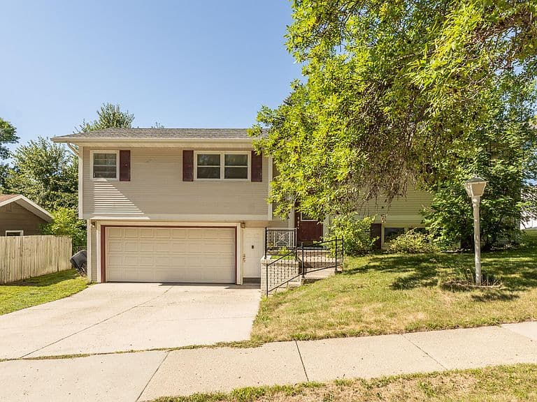 329 Saturn Dr photo 1