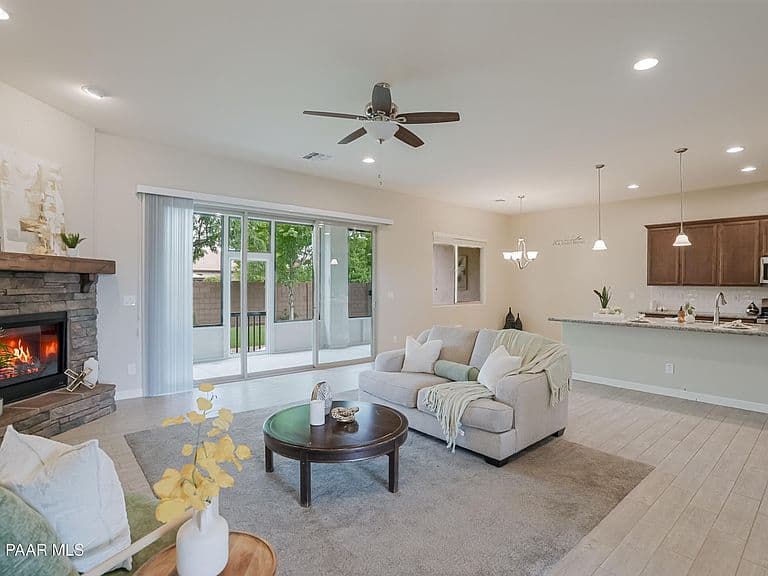 8248 N Sunset Rdg photo 3