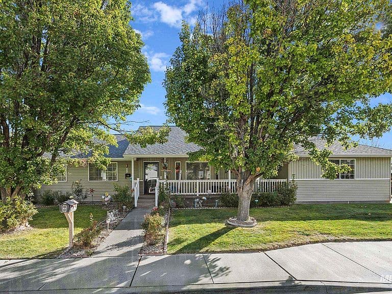 456 Trotter Dr photo 2