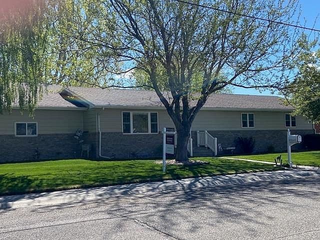 408 Hillcrest Dr photo 1