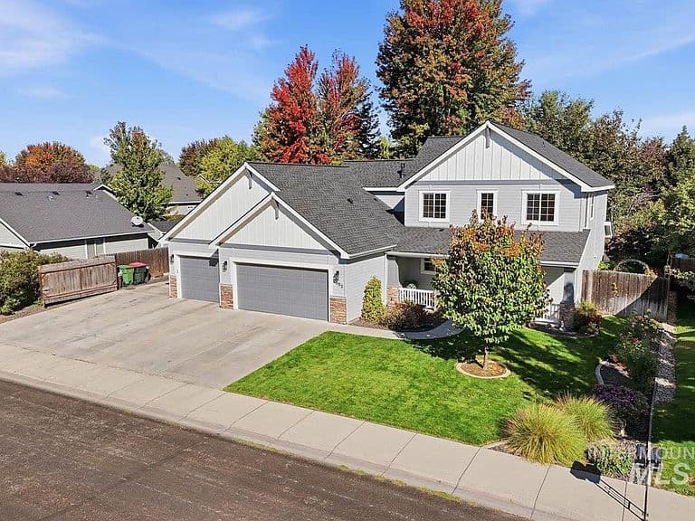 2082 E Glasgow St photo 3