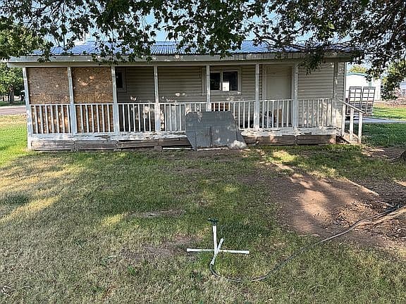 608 1st St E photo 4