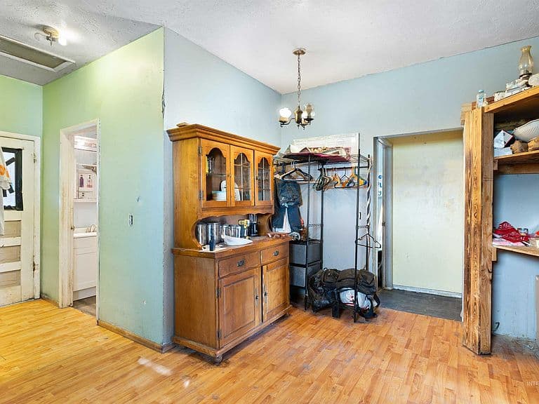 131 W Spring St photo 5