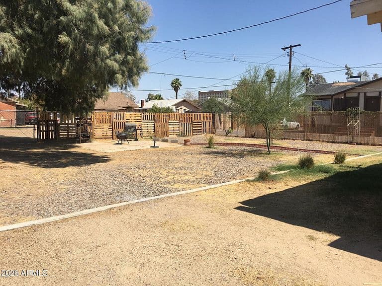 421 N 18th Dr photo 4