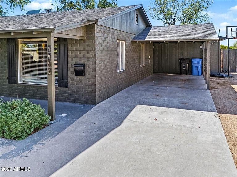 4446 N 33RD Place photo 3