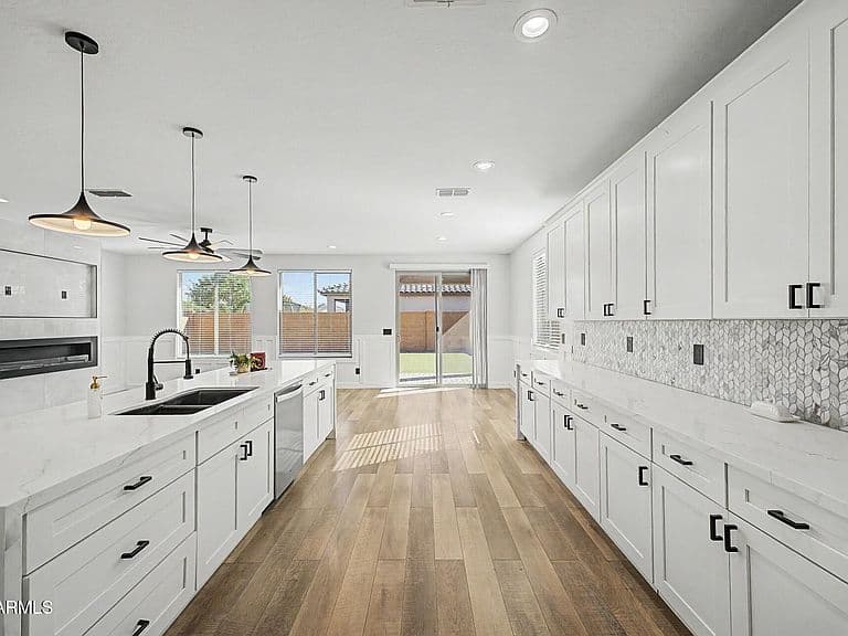 26051 W LONE CACTUS Drive photo 4