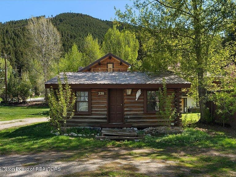 225 Pine Dr photo 3