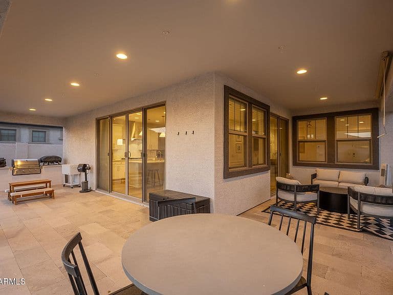 1029 W MACAW Drive photo 2