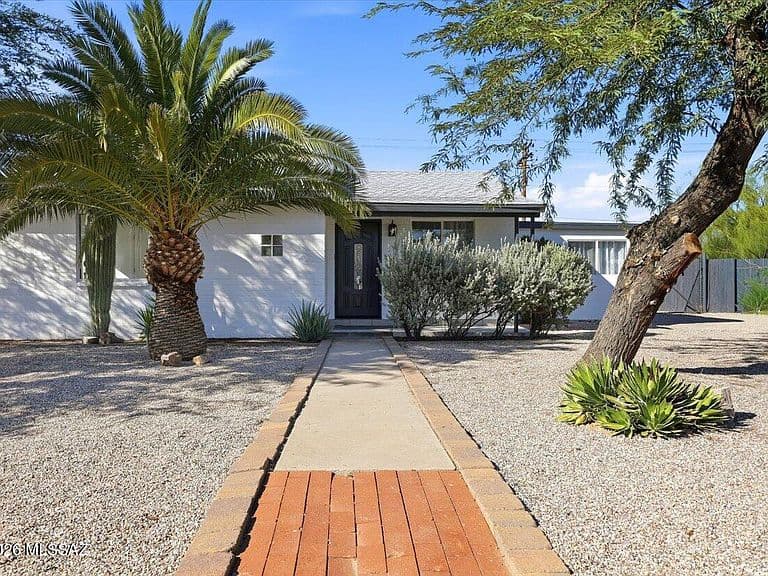 5449 E Linden St photo 2