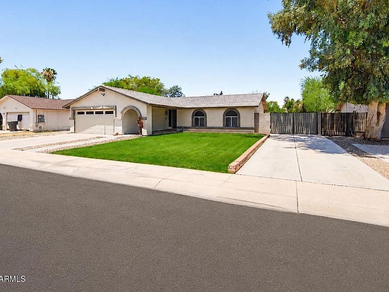 540 W Myrna Lane photo 4