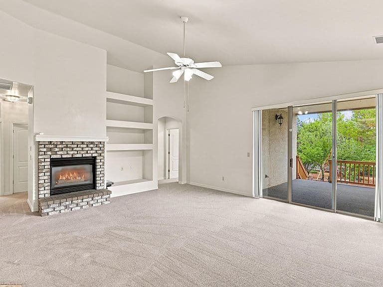 1119 S Mountain View Dr photo 2